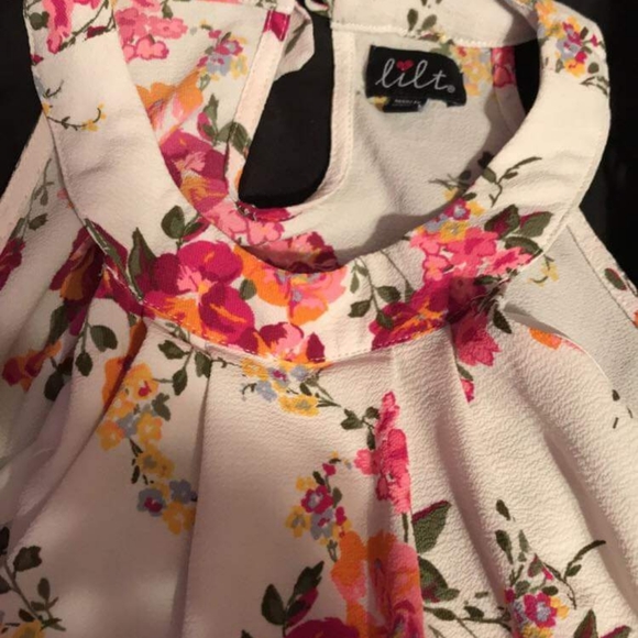 A flowered crop top - Picture 2 of 3